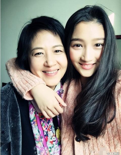 李昀锐与关晓彤健身房互动合影