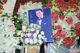 学生在校门口献花悼念张爱玲教授