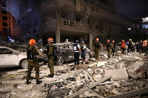 以色列特拉维夫导弹袭击现场浓烟滚滚