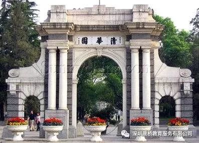 郭同学在清华大学校园内学习的照片