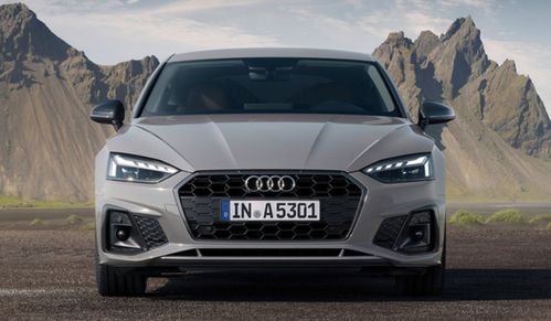 奥迪A5L停放在城市街道上的实拍图