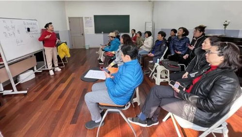 校园内学生与保洁阿姨友好交谈的场景