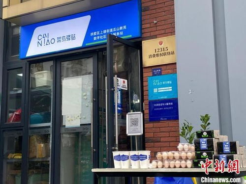 消费者在蛋糕店门口维权