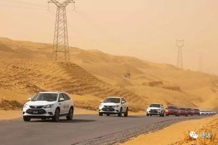 车队穿越沙漠公路