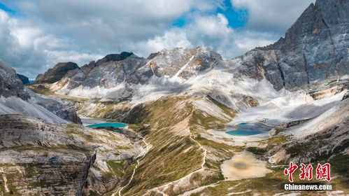 稻城亚丁雪山下的湖泊