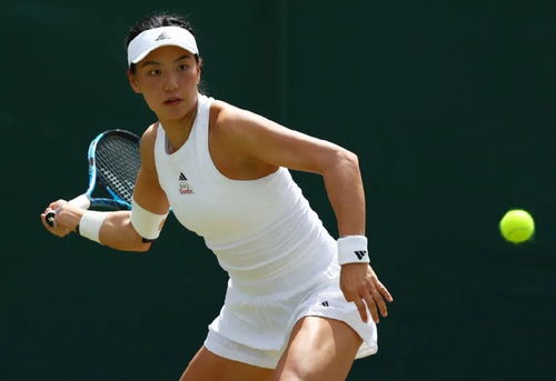 王欣瑜与教练在场边交流