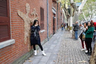 日本艺术家在上海街头进行行为艺术表演