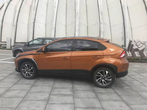 年轻人试驾新车场景