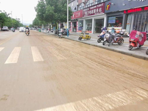 暴雨过后泥泞的街道
