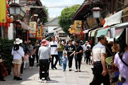 南京一高校被指让保洁阿姨义务搬行李？校方回应引热议，真相到底如何？