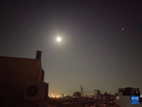 伊朗首都德黑兰市区上空密集爆炸后的天空