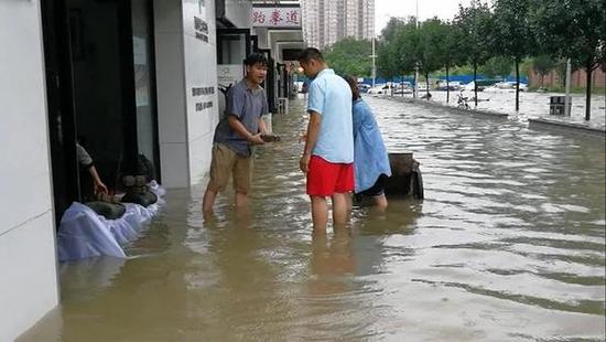 店内积水严重 货物被泡