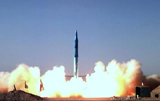 亲眼目睹伊朗泥石导弹划破天际：那道耀眼的轨迹云，震撼了整个夜空