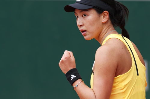 王欣瑜在镜头前微笑庆祝