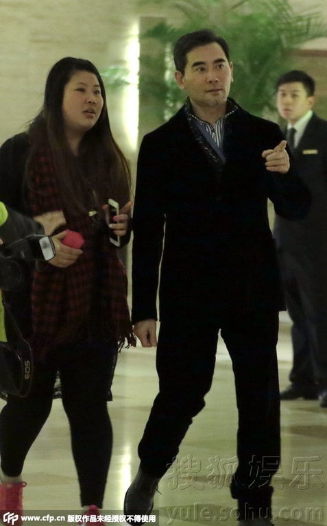 粉丝在酒店门口等待合影