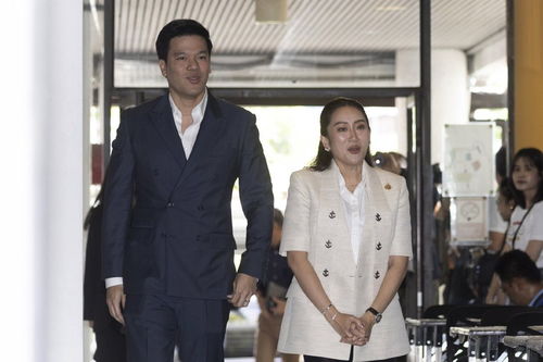 泰国总理佩通坦含泪道歉画面