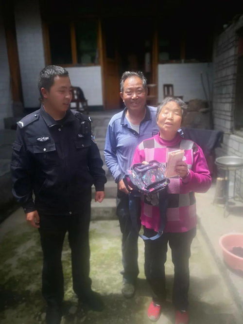 年轻人在警察局报案