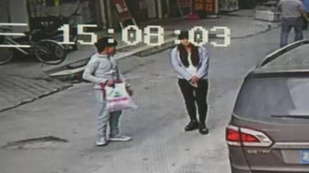 监控曝光！醉酒男子电梯内连续撕扯小女孩头发，同伴多次劝阻无果