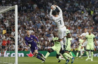 C罗在比赛中射门