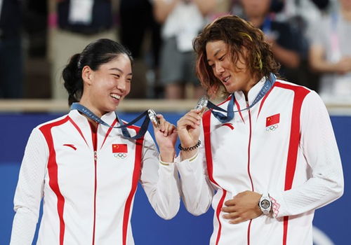 王欣瑜在颁奖台上微笑