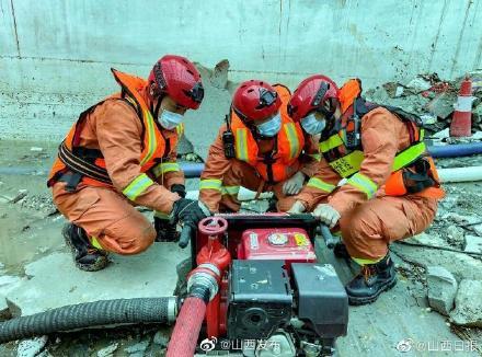 消防员在车库进行救援