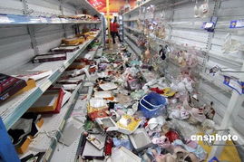 超市人群哄抢物资现场