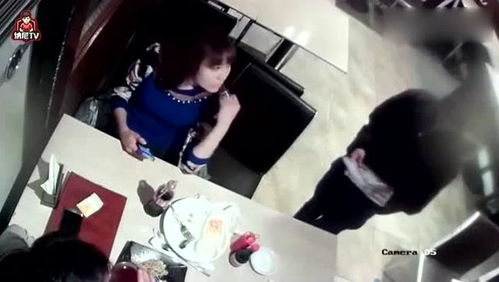 人群在餐厅内用手机拍摄他人