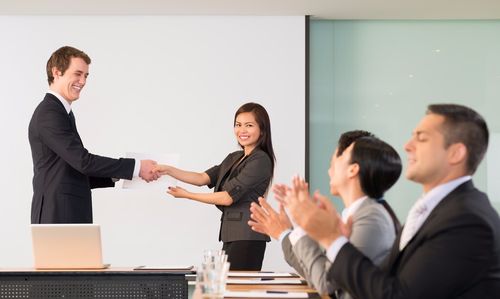 领导与下属沟通挽留画面