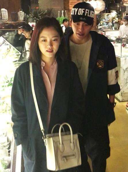 王大陆与女友甜蜜同框