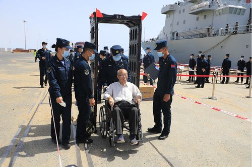 中国外交官在边境协助撤离人员