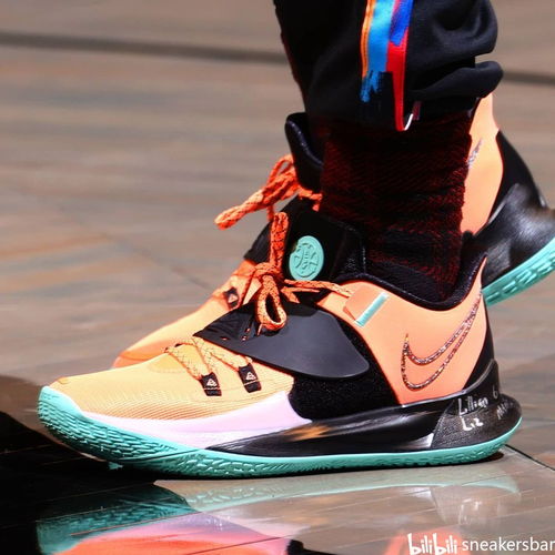 雷霆队球员吕盖兹·多尔特在比赛中防守