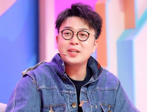 郭品超与山东老乡合影笑容灿烂