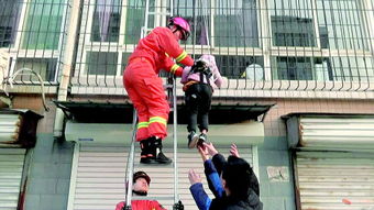 消防员和保安合力救援