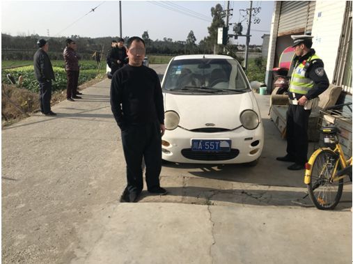 交警正在对酒驾女子进行现场检测