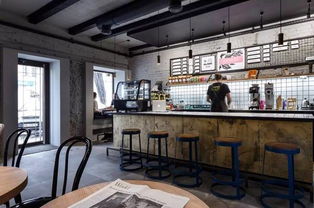 咖啡店内空荡的座位区