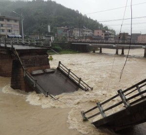 广东德庆暴雨冲桥实录：村民被困、洪水如猛兽，现场直击揪心一幕