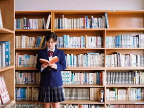 北大学者在图书馆安静阅读书籍