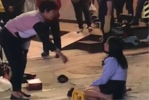 一名女子坐在医院走廊神情失落