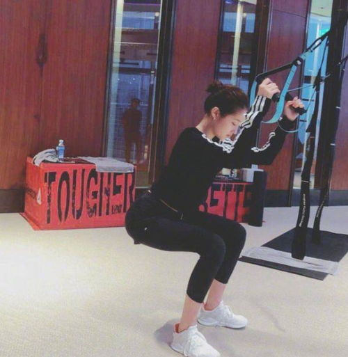 关晓彤健身房自拍侧身照