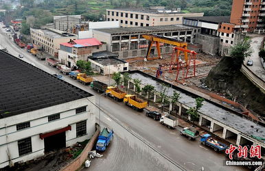 加油站排队的车辆队伍