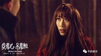 电影结尾女主站在雨中凝视镜头的场景