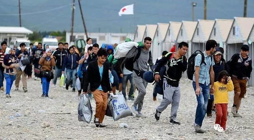 中东街头民众神情凝重讨论局势