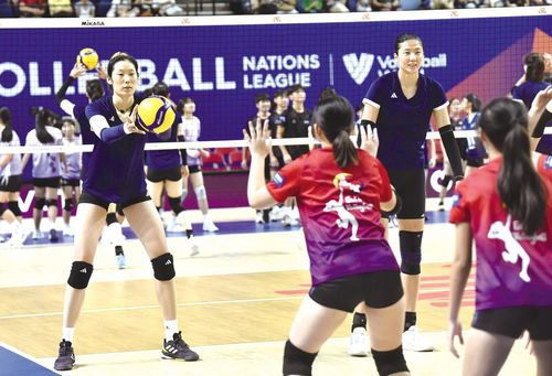 中国女排对阵保加利亚激烈比赛现场