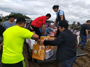 居民自发组织抗洪队伍使用沙袋加固堤坝