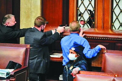 泰国国会大厦外示威人群