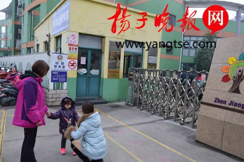 家长与孩子进行安全演练场景图片