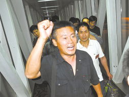 撤侨人员走出机场