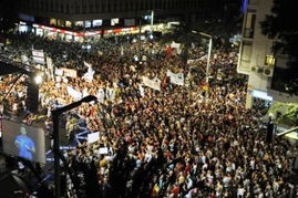 伊朗民众街头聚集抗议以色列袭击