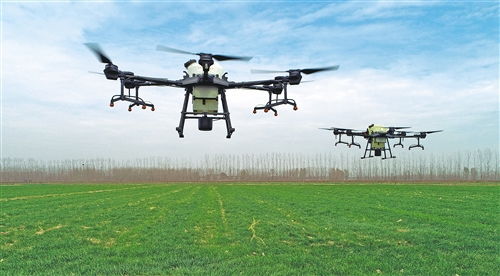 空中飞行的植保无人机正在喷洒农药