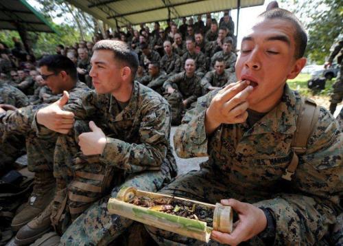 不寻常！大批美军晒豪华大餐，背后隐藏什么信号？